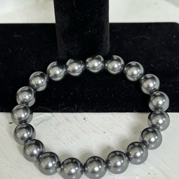 Large Grey Pearl Stretchy Bracelet - Picture 2 of 2